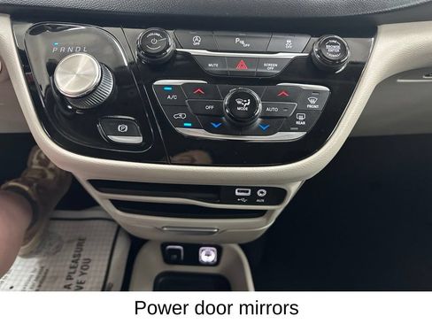 Used 2020 Chrysler Pacifica Touring-L FWD image 43