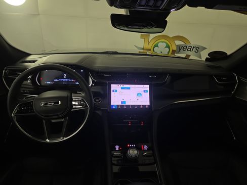 Used 2023 Jeep Grand Cherokee Overland AWD/4WD image 13