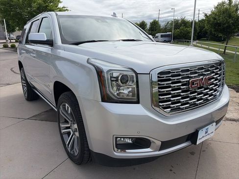 Used 2018 GMC Yukon Denali w/ Denali Ultimate Package AWD/4WD image 2