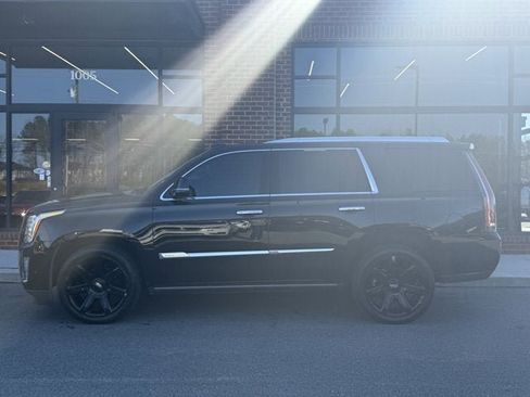 Used 2020 Cadillac Escalade Premium Luxury image 3