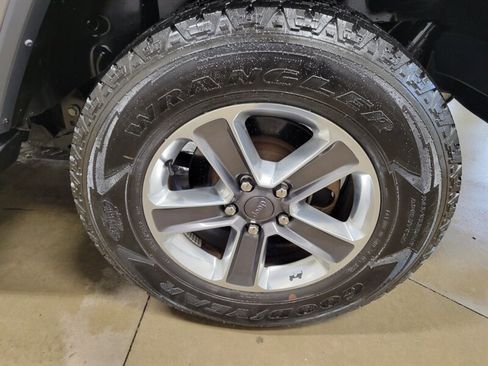 Used 2022 Jeep Wrangler Unlimited Sahara w/ Cold Weather Group AWD/4WD image 19