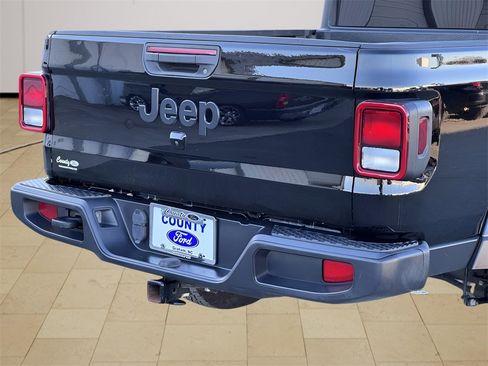 Used 2022 Jeep Gladiator Sport image 42