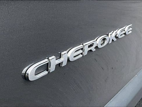 Used 2019 Jeep Cherokee Latitude Plus w/ Cold Weather Group AWD/4WD image 8