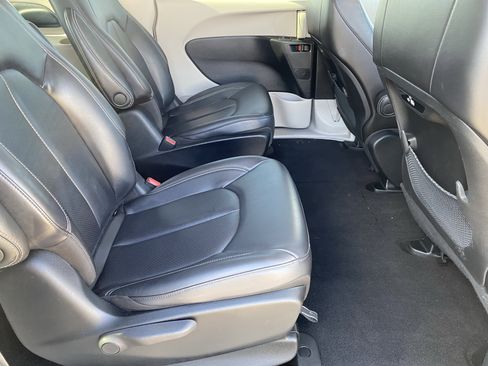 Used 2023 Chrysler Pacifica Touring-L FWD image 13