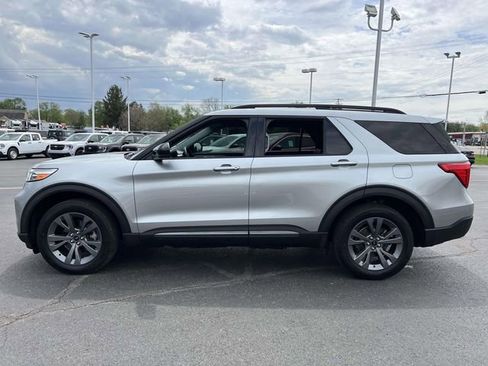 Used 2023 Ford Explorer XLT w/ Equipment Group 202A image 4