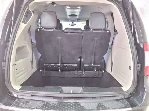 Used 2015 Chrysler Town & Country Touring-L image 45