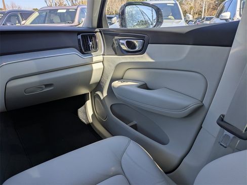 Certified 2023 Volvo XC60 B5 Plus image 19