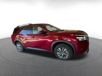 Used 2025 Nissan Pathfinder SV FWD video 2