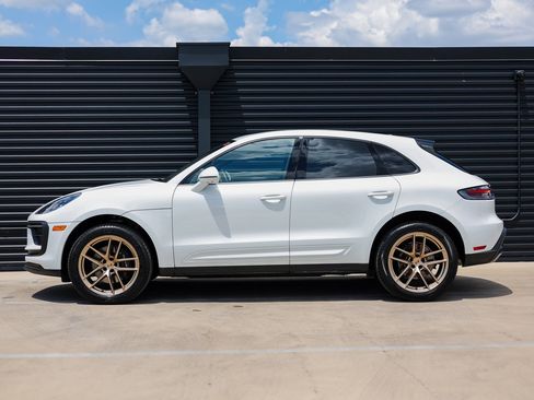 Certified 2025 Porsche Macan image 2