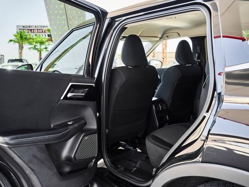 Used 2025 Mitsubishi Outlander ES FWD image 11
