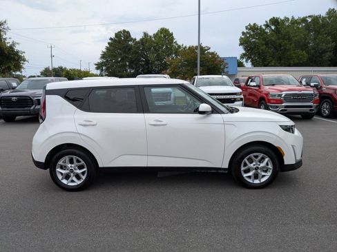 Used 2025 Kia Soul LX w/ LX Technology Package FWD image 2