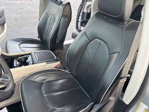 Used 2024 Chrysler Pacifica Limited image 46