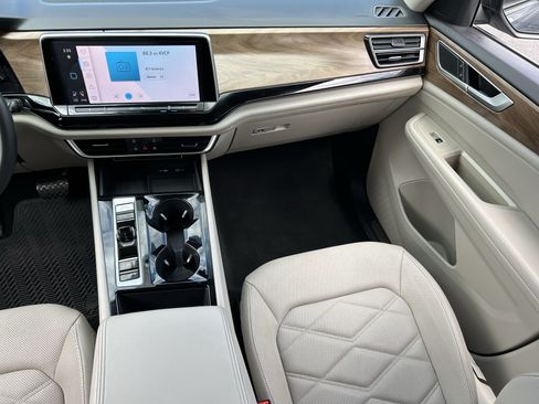 Used 2024 Volkswagen Atlas SE w/ Panoramic Sunroof Package AWD/4WD image 14