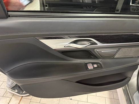 Used 2021 BMW 750i xDrive w/ Executive Package image 33