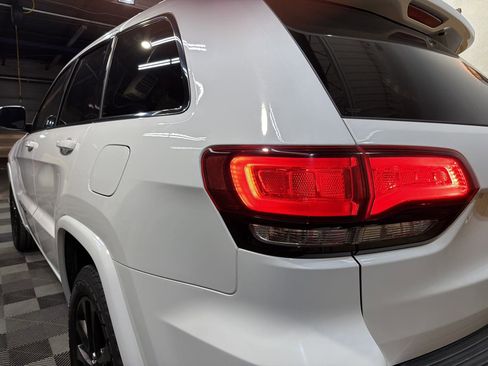 Used 2017 Jeep Grand Cherokee Altitude image 9