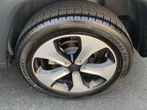 Used 2018 Jeep Compass Latitude w/ Popular Equipment Group AWD/4WD image 28