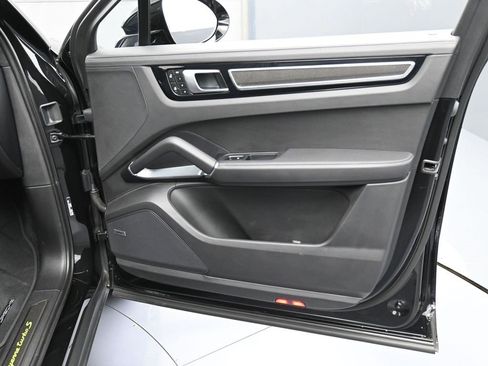 Used 2023 Porsche Cayenne Turbo S image 30