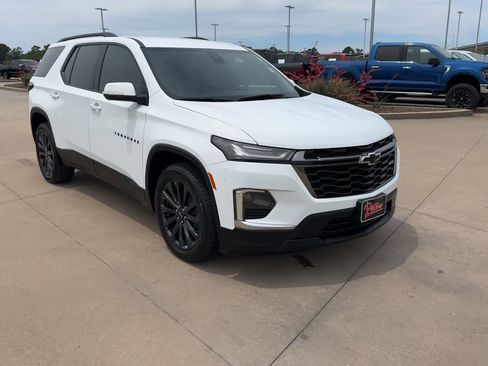 Used 2023 Chevrolet Traverse RS FWD image 3