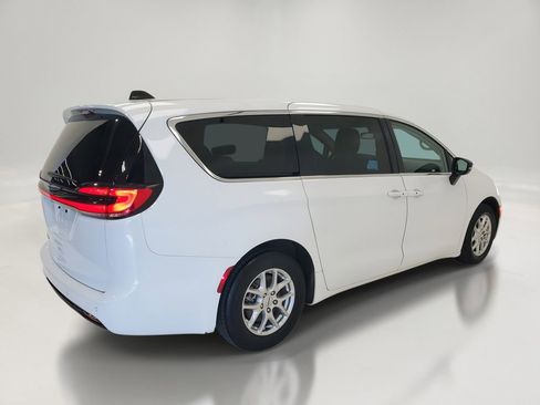 Used 2024 Chrysler Pacifica Touring-L image 4