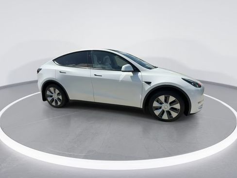 Used 2024 Tesla Model Y Long Range AWD/4WD image 2
