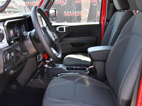 Used 2025 Jeep Wrangler Unlimited Sahara AWD/4WD image 18