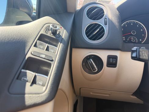 Used 2011 Volkswagen Tiguan SE image 17
