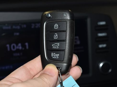 Used 2021 Hyundai Elantra SE w/ Cargo Package FWD image 17