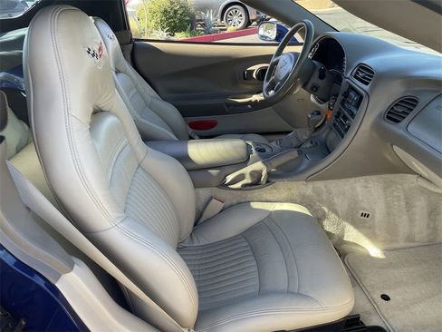 Used 2004 Chevrolet Corvette Convertible w/ Preferred Equipment Group image 12