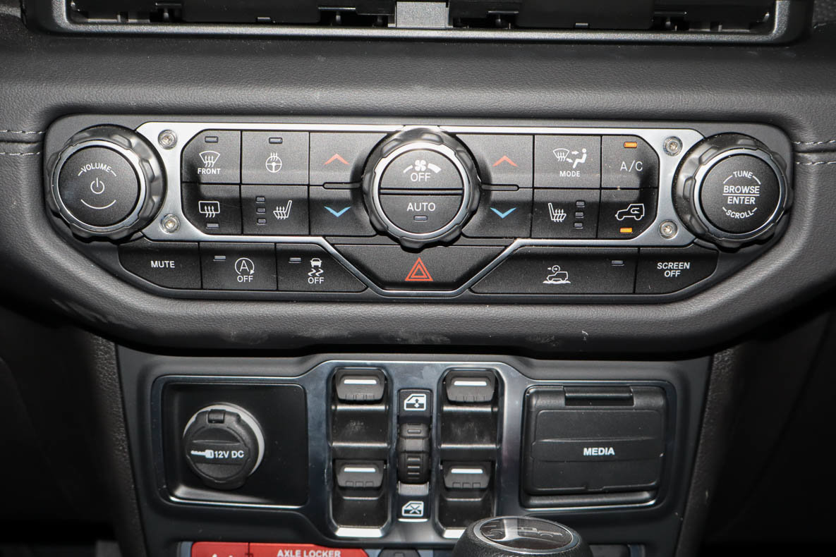Used 2025 Jeep Gladiator Mojave w/ Convenience Group AWD/4WD image 23