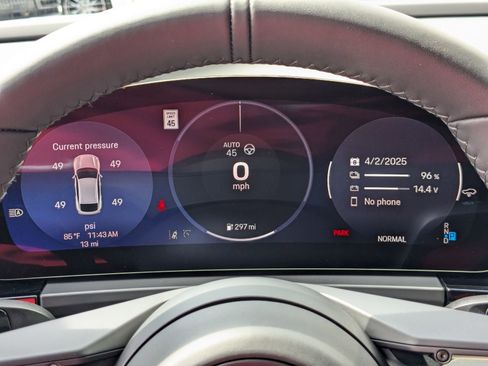 New 2025 Porsche Macan Electric image 17