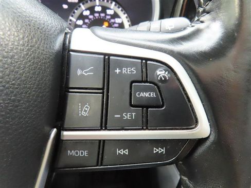 Used 2022 Toyota Highlander XLE AWD/4WD image 19