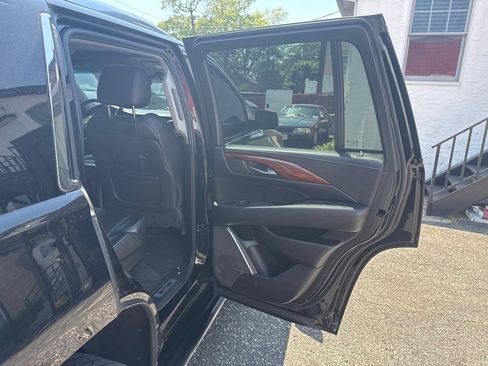 Used 2015 Cadillac Escalade Luxury AWD/4WD image 22