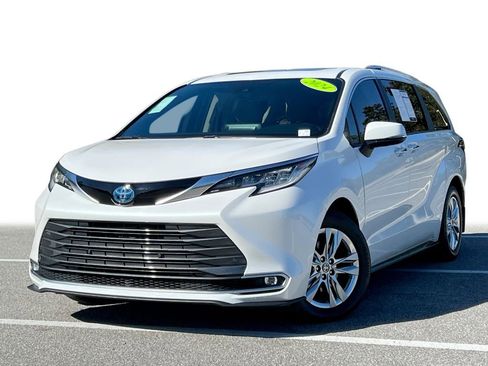 Used 2024 Toyota Sienna Limited image 1