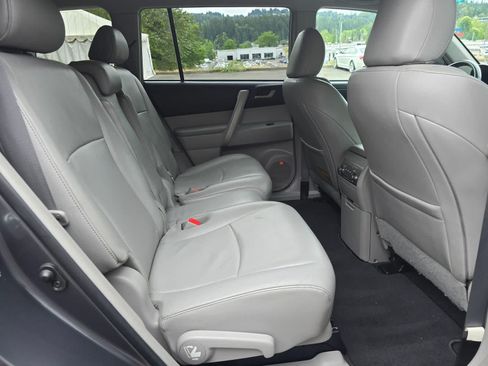 Used 2011 Toyota Highlander SE w/ Tow Pkg AWD/4WD image 14