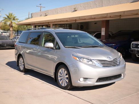 Used 2017 Toyota Sienna Limited FWD image 3