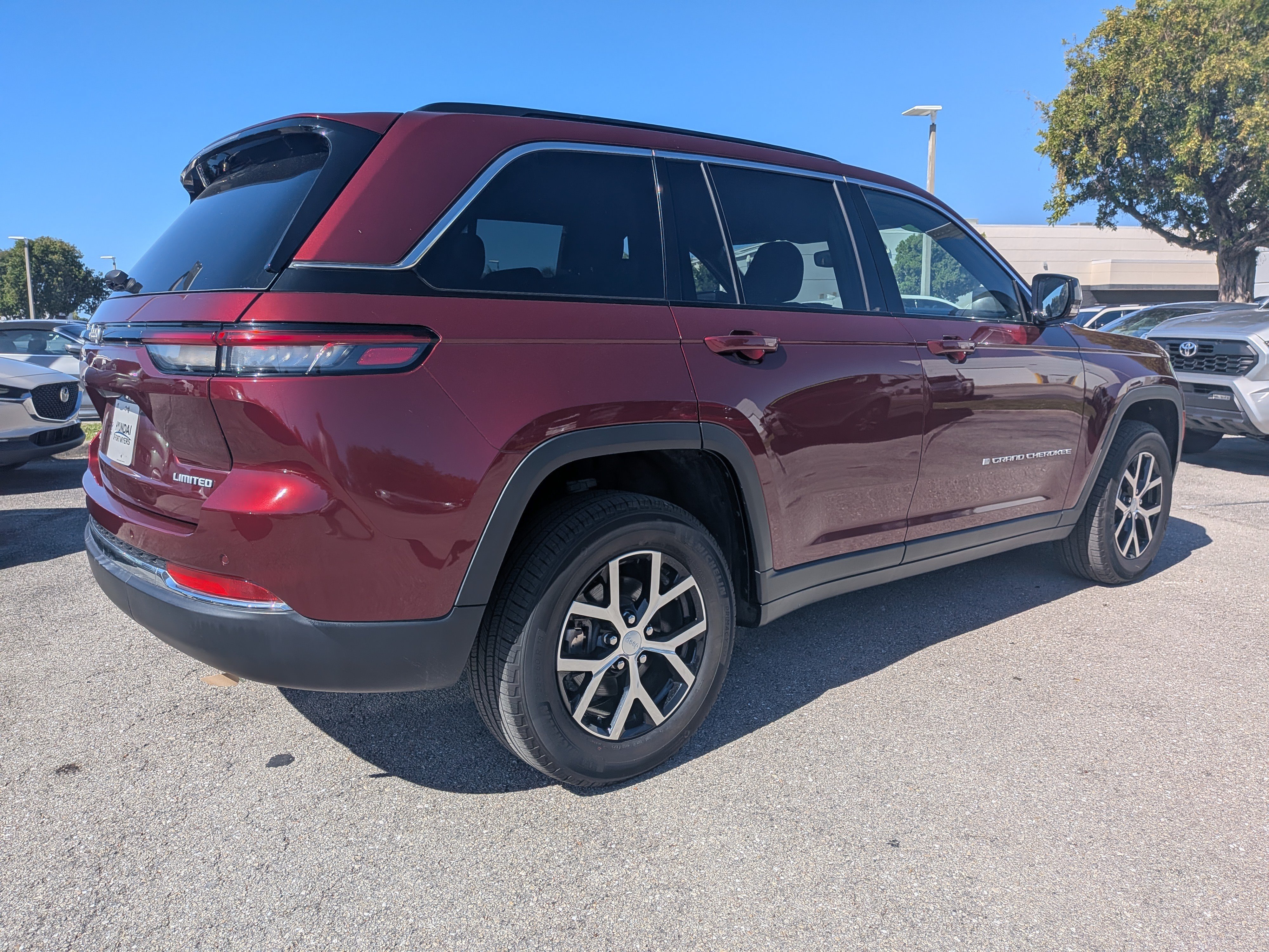 Used 2024 Jeep Grand Cherokee Limited AWD/4WD image 4