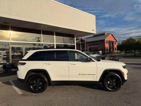 Used 2023 Jeep Grand Cherokee Altitude AWD/4WD image 12