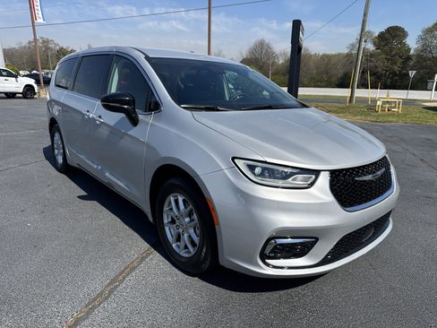 Used 2024 Chrysler Pacifica Touring-L image 4