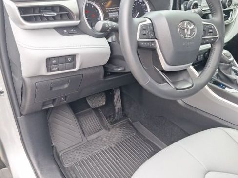 Used 2024 Toyota Highlander LE image 18