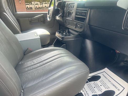 Used 2017 Chevrolet Express 2500 RWD image 20