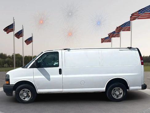 Used 2021 Chevrolet Express 3500 w/ Driver Convenience Package RWD image 2