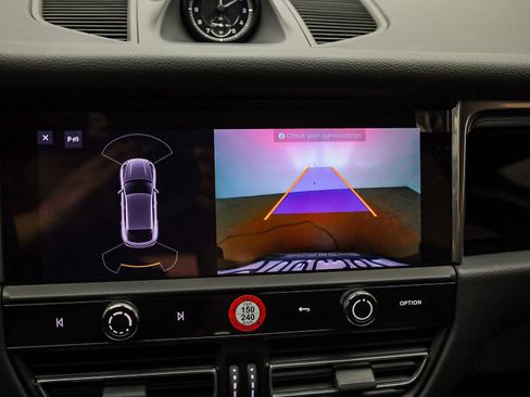 Certified 2025 Porsche Macan image 28