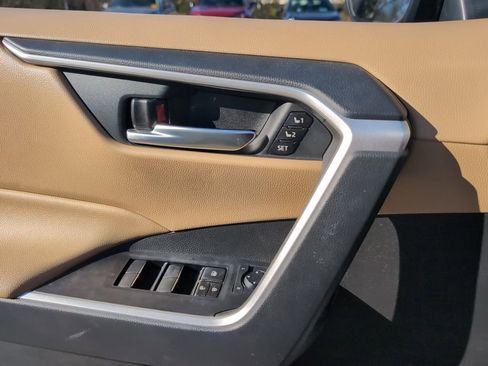 Used 2021 Toyota RAV4 XLE Premium image 26