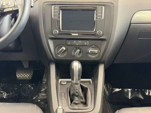 Used 2017 Volkswagen Jetta SE image 25