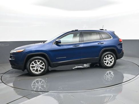 Used 2018 Jeep Cherokee Latitude w/ Cold Weather Group AWD/4WD image 5