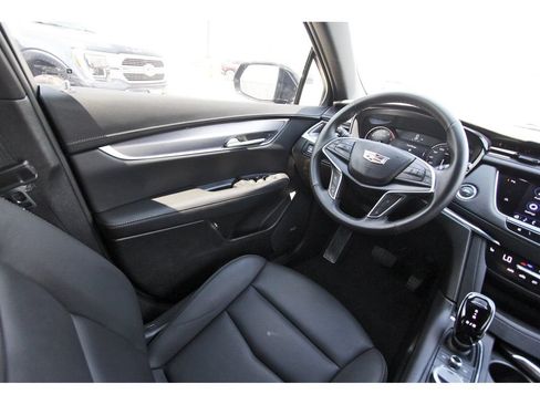 Used 2025 Cadillac XT5 Luxury FWD image 8