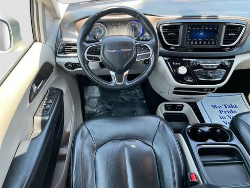 Used 2018 Chrysler Pacifica Touring-L image 21