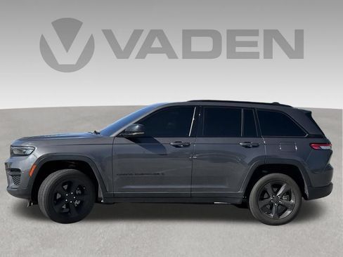 Used 2024 Jeep Grand Cherokee Altitude AWD/4WD image 2