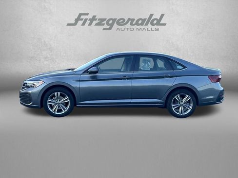 Used 2024 Volkswagen Jetta SE image 4