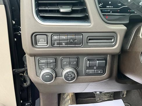 Used 2023 GMC Yukon SLT w/ SLT Premium Package AWD/4WD image 17